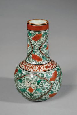 un vase orné d'un motif posé sur une table