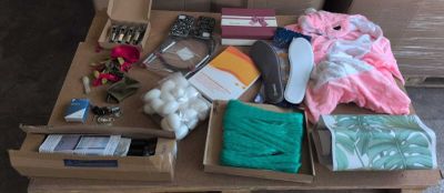 une boîte remplie d'objets posée sur une table
