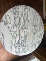 Table ronde plateau marbre, piètement alu, dans le goût de K… (photo 3)