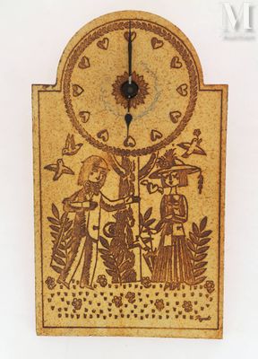 horloge en bois sur laquelle sont représentés un homme et une femme