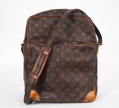 LOUIS VUITTON Sac type "reporter" (c 1975).