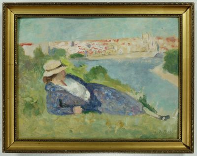 une image représentant un tableau où l'on voit une femme coiffée d'un chapeau, assise sur une colline