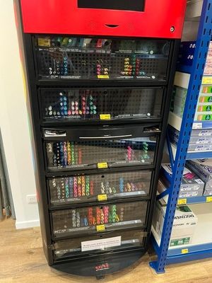 une photo d'une vitrine remplie d'une multitude de stylos de toutes sortes