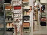 un magasin avec beaucoup d'articles sur les étagères