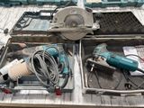 de nombreux outils posés ensemble sur une table