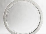 un plateau d'argent posé sur une table