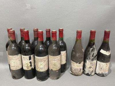 plusieurs bouteilles de vin sont alignées sur une table