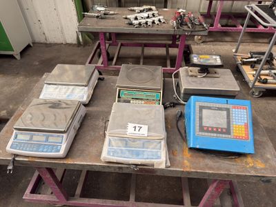 de nombreuses balances électroniques posées sur une table dans une usine