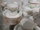 de nombreuses tasses et soucoupes posées sur une table en verre