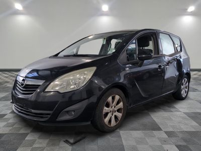 la photo d'une voiture noire garée dans un garage