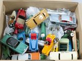 une boîte en carton remplie de petites voitures de toutes sortes