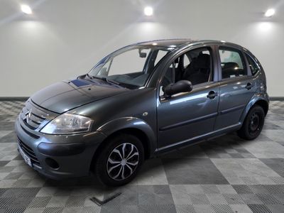 la photo d'une petite voiture garée dans un garage
