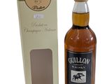 une image d'une bouteille de whisky à côté d'une boîte en carton