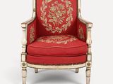 une image représentant une chaise rouge et dorée sur fond blanc