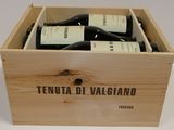 trois bouteilles de vin dans un coffret en bois sur une table