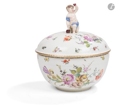 une image représentant un bol en porcelaine sur lequel est posée une figurine