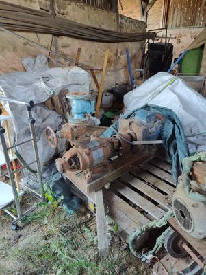 a pile of junk sitting on a pallet next to a building