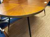 une photo d'une table de réunion avec des chaises et un tapis