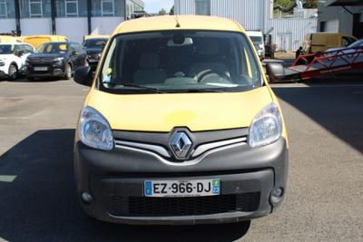 une camionnette jaune garée sur un parking à côté d'autres voitures