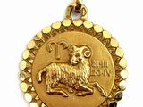 Pendentif plaqué or représentant le signe du zodiaque Bélier, orné de pierres noires et blanches