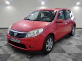 la petite voiture rouge est garée dans le garage sur un sol en damier