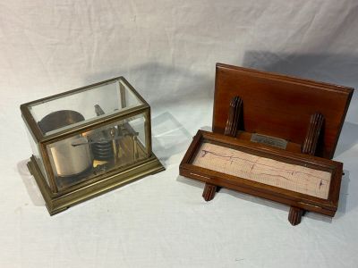 deux types d'horloges exposées sur une table