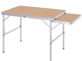 un gros plan d'une table sur laquelle sont posées deux tables pliantes