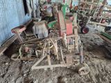 une photo d'un tracteur et d'une charrue dans une grange