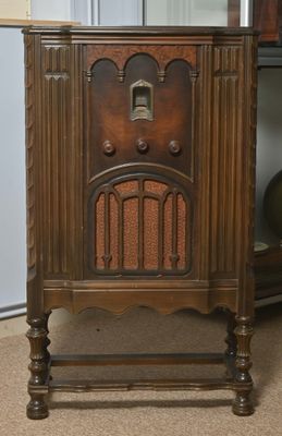 une vieille radio posée sur une table dans une pièce