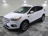 Une Ford Escape blanche est garée sur un sol en carrelage à damier.