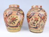 deux vases posés côte à côte sur une surface blanche