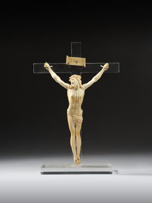une figurine en ivoire sculptée représentant Jésus sur la croix