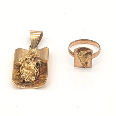 deux bijoux en or, dont un pendentif en forme de tête de lion, une bague et une autre bague