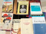 un grand nombre de livres posés sur une table