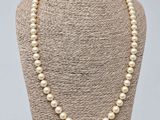 un collier de perles blanches sur un mannequin