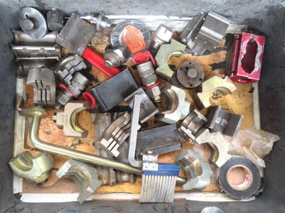une boîte remplie d'outils divers