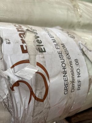 un rouleau de papier toilette emballé dans du plastique posé sur une palette