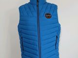 un gros plan sur un gilet bleu porté par un mannequin