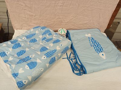 un lit sur lequel sont posés une couverture et un oreiller