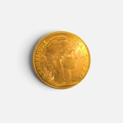 une image d'une pièce d'or sur une surface blanche