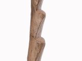 une sculpture en bois posée sur un socle, sur fond blanc