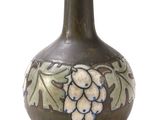 un vase marron orné d'une grappe de raisin