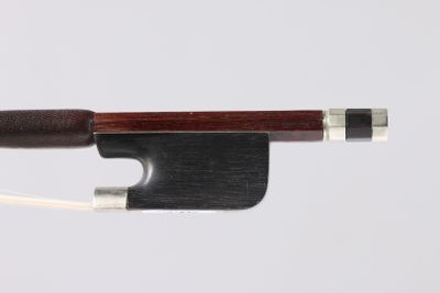 gros plan d'un archet de violon sur fond blanc