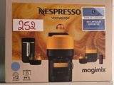 une photo d'une boîte contenant une machine à café Nespresso Vertuo Pop