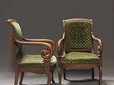 paire de fauteuils rembourrés verts à accoudoirs sculptés