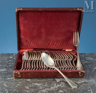 une boîte contenant des cuillères, posée sur une table