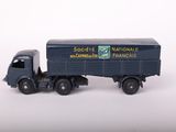 un camion jouet posé sur une surface blanche