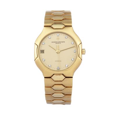 gros plan d'une montre-bracelet en or sur fond blanc