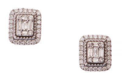une paire de boucles d'oreilles en diamant sur fond blanc