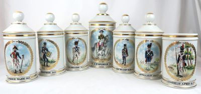 six pots en porcelaine ornés d'images de soldats, posés sur une table